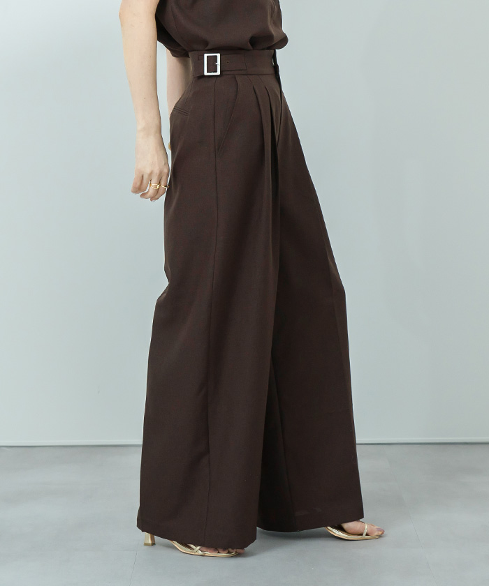 【はぐ】サイドベルトツータックパンツ-regular E by eclat(イーバイエクラ)のサイドベルトつきタックワイド