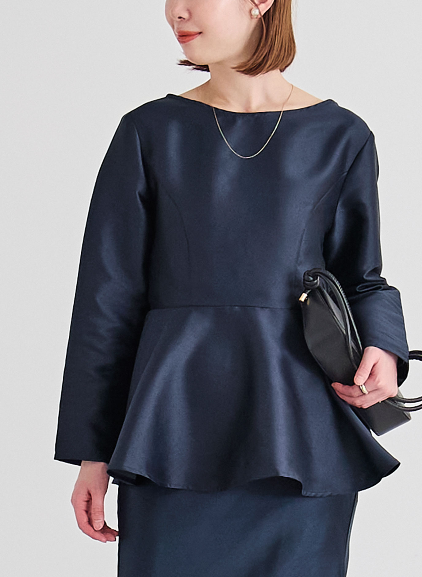 2wayペプラムブラウスのオフィスでの着こなし2