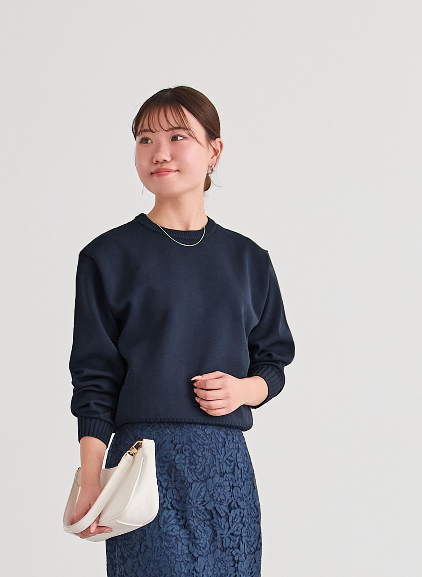 襟付きニットプルオーバーのオフィスでの着こなし2