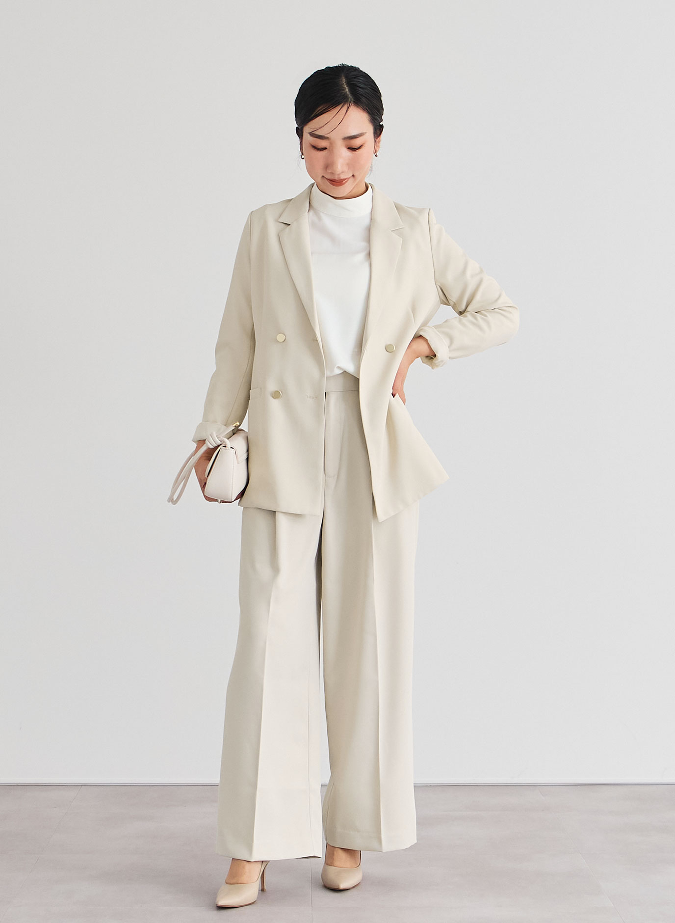 2wayボリュームスリーブボウタイブラウスのオフィスでの着こなし1