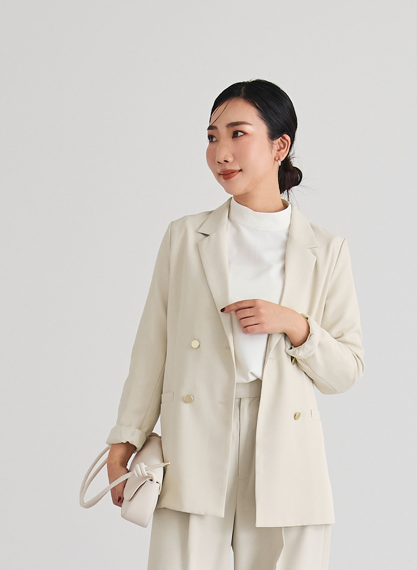 2wayボリュームスリーブボウタイブラウスのオフィスでの着こなし2