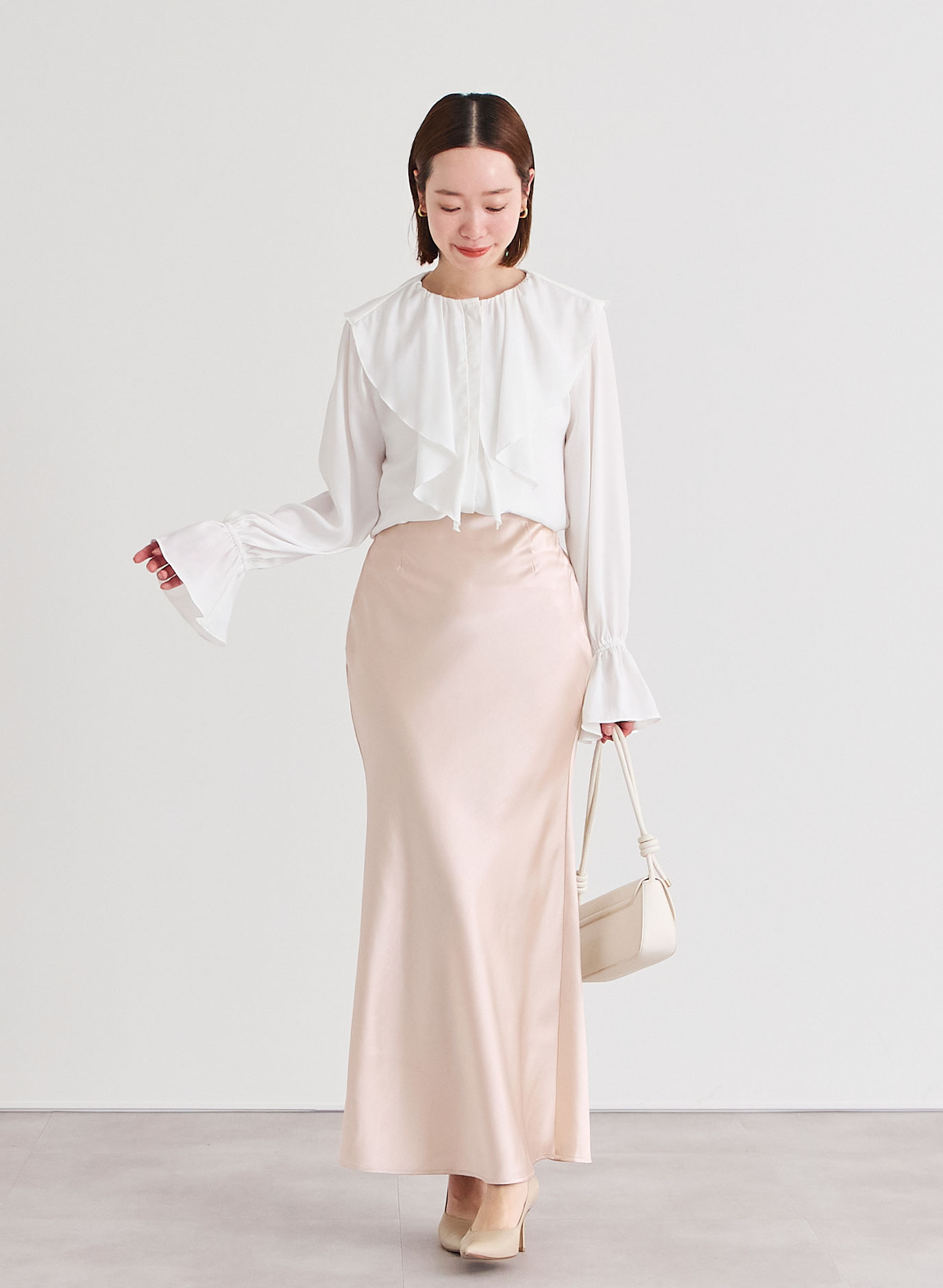 フリルカラーキャンディスリーブブラウスの学校行事の着こなし1