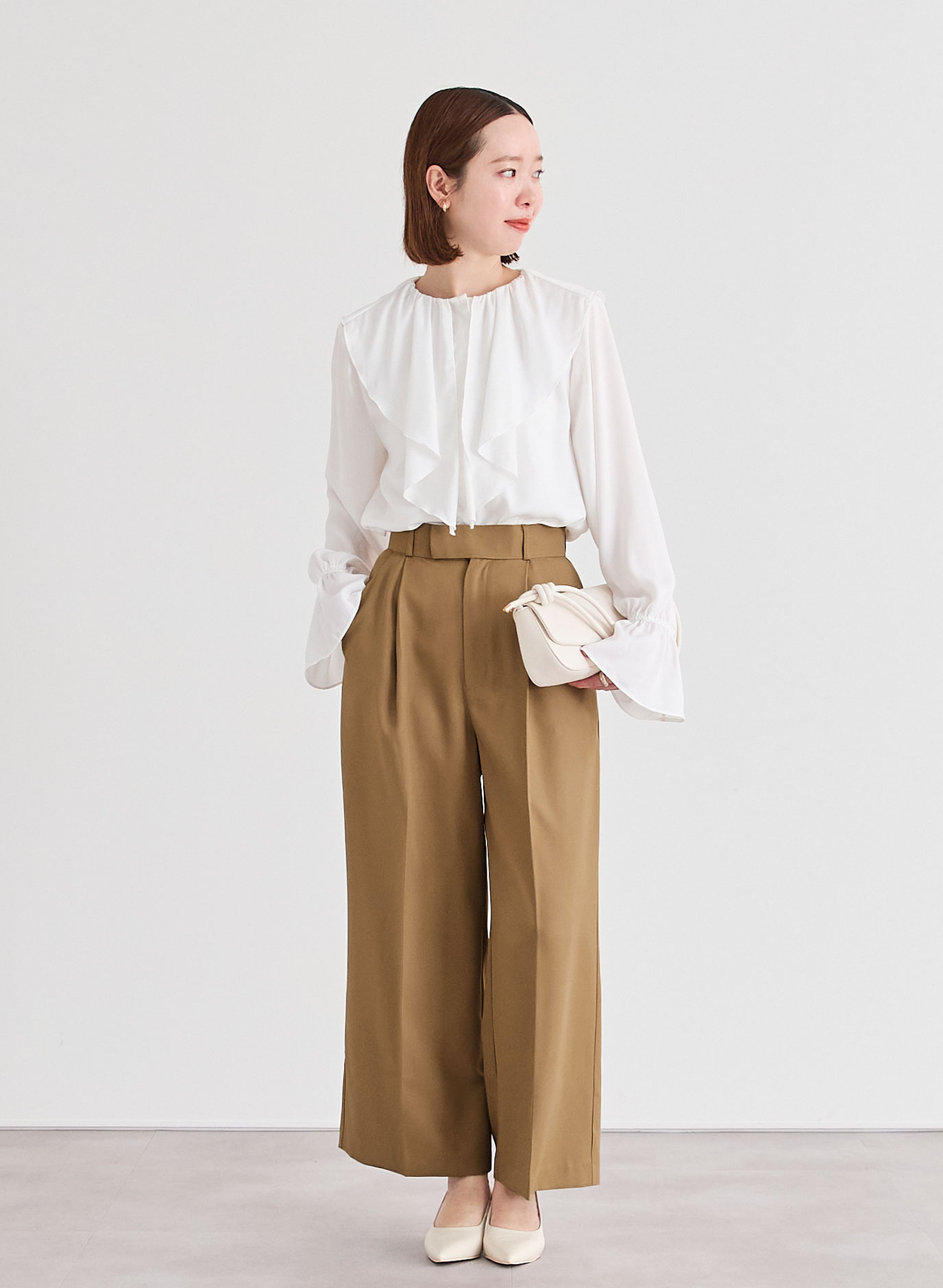 フリルカラーキャンディスリーブブラウスのオフィスでの着こなし1