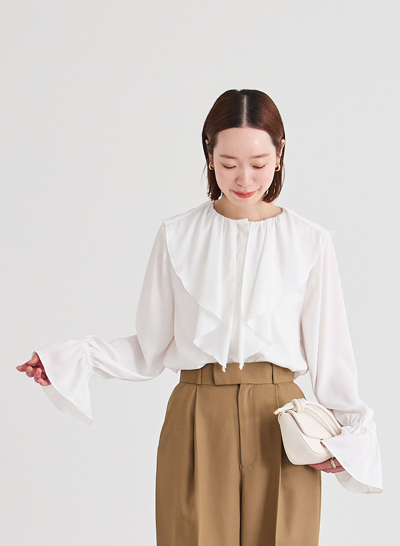 フリルカラーキャンディスリーブブラウスのオフィスでの着こなし2