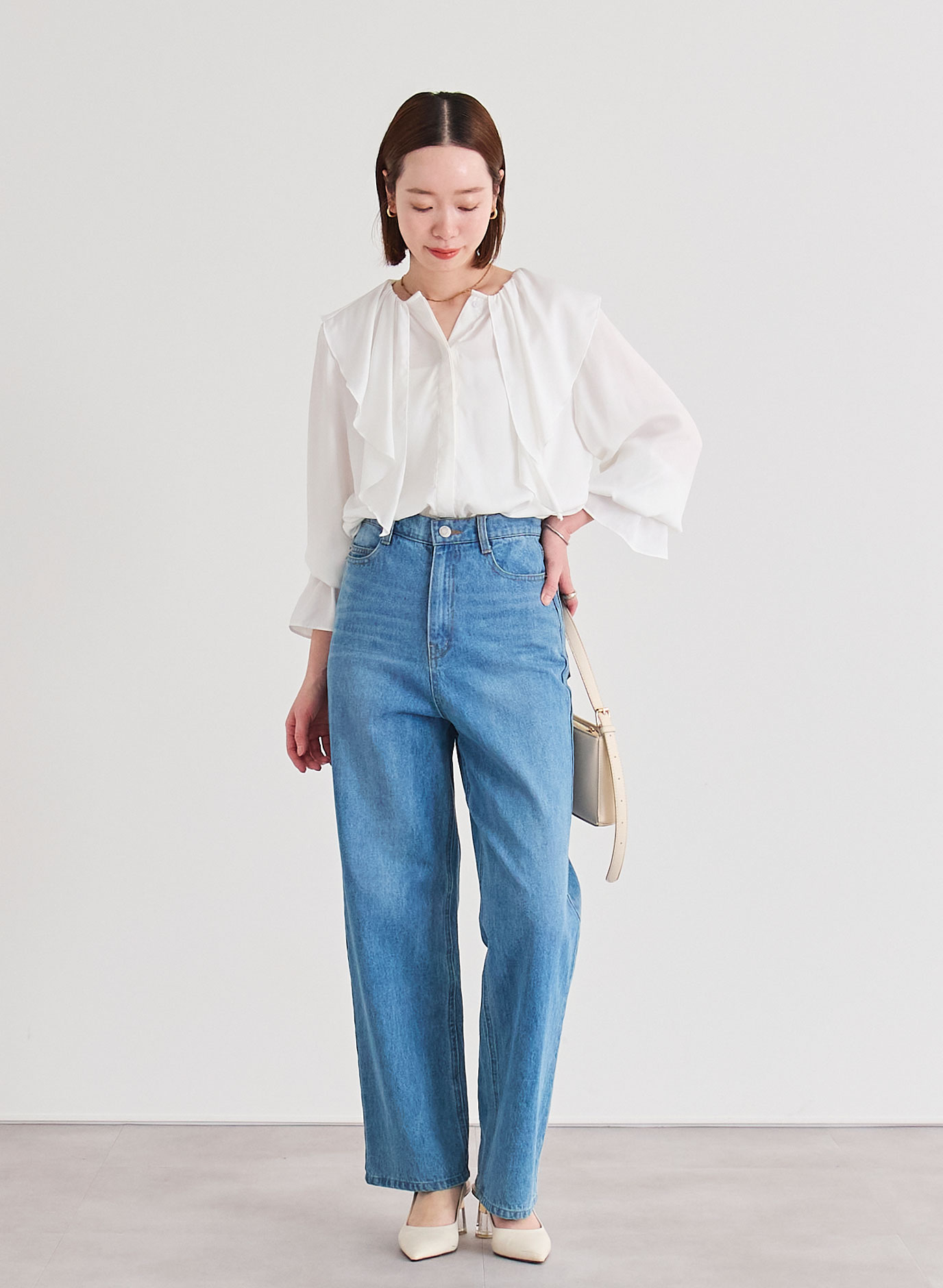 フリルカラーキャンディスリーブブラウスのデイリーでの着こなし1