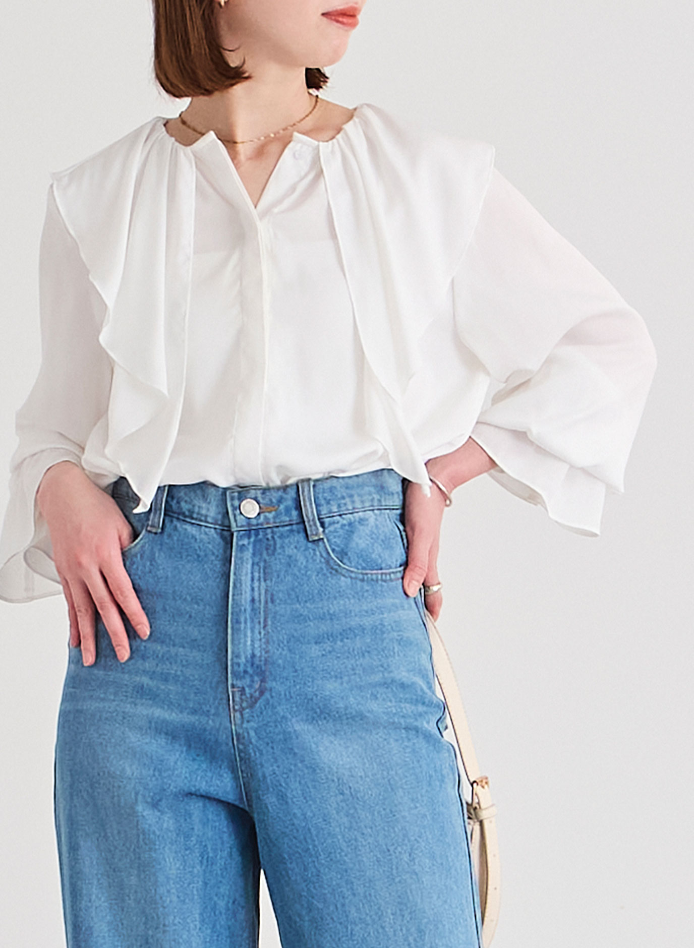 フリルカラーキャンディスリーブブラウスのデイリーでの着こなし2