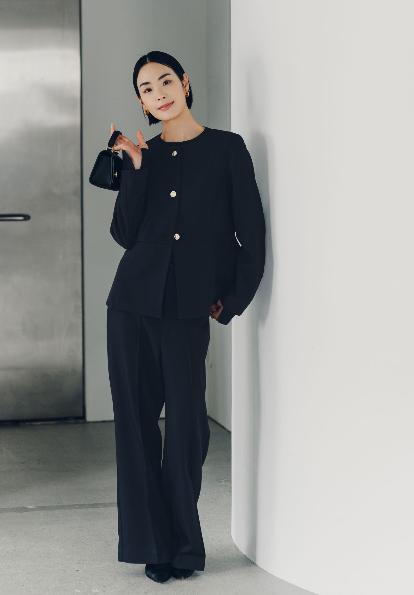 美シルエットゴールド釦ペプラムジャケットのスタイリング1