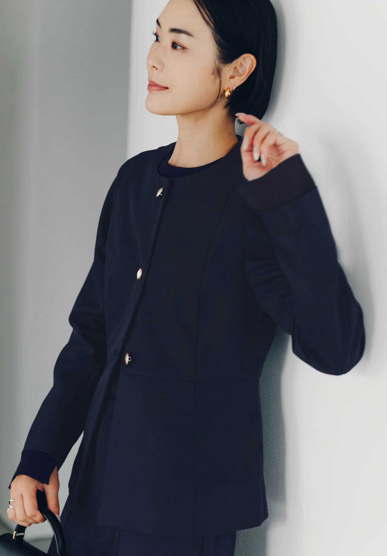 美シルエットゴールド釦ペプラムジャケットのスタイリング2