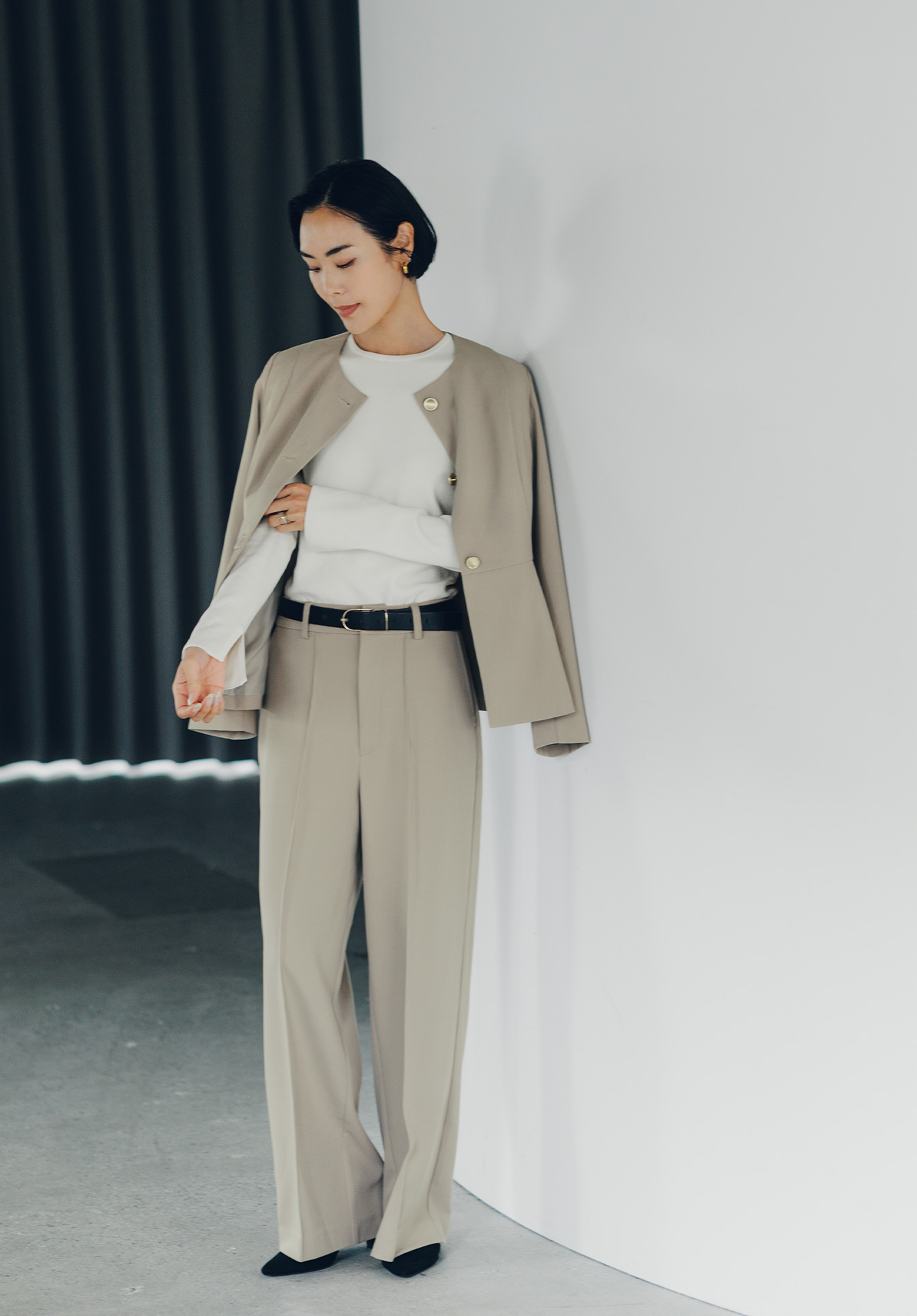 美シルエットゴールド釦ペプラムジャケットのスタイリング5