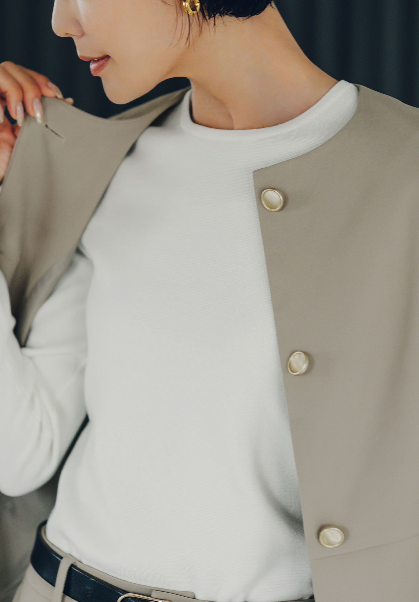 美シルエットゴールド釦ペプラムジャケットのスタイリング6