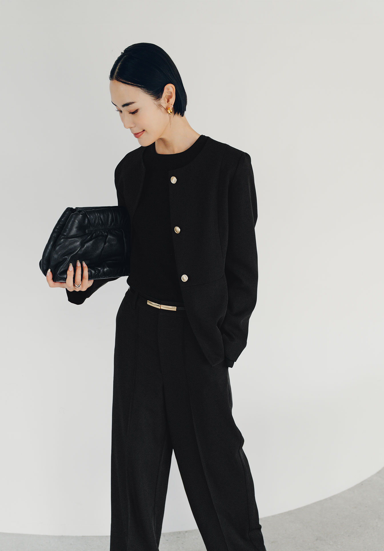 美シルエットゴールド釦ペプラムジャケットのスタイリング6