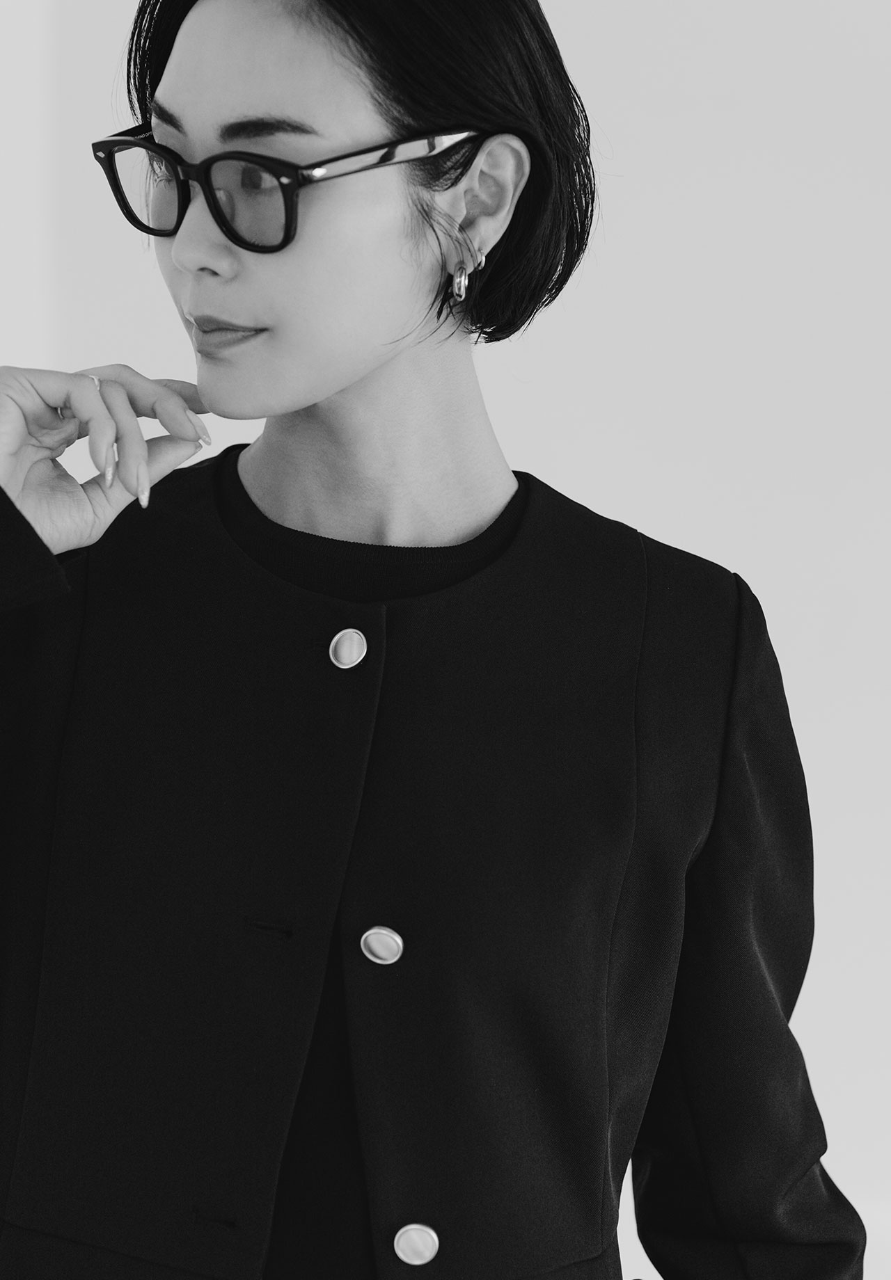 美シルエットゴールド釦ペプラムジャケットのスタイリング3