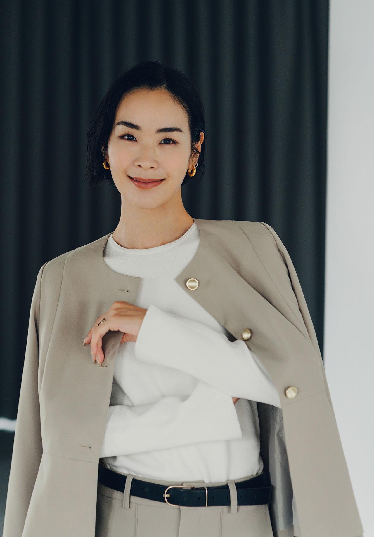 美シルエットゴールド釦ペプラムジャケットのスタイリング4