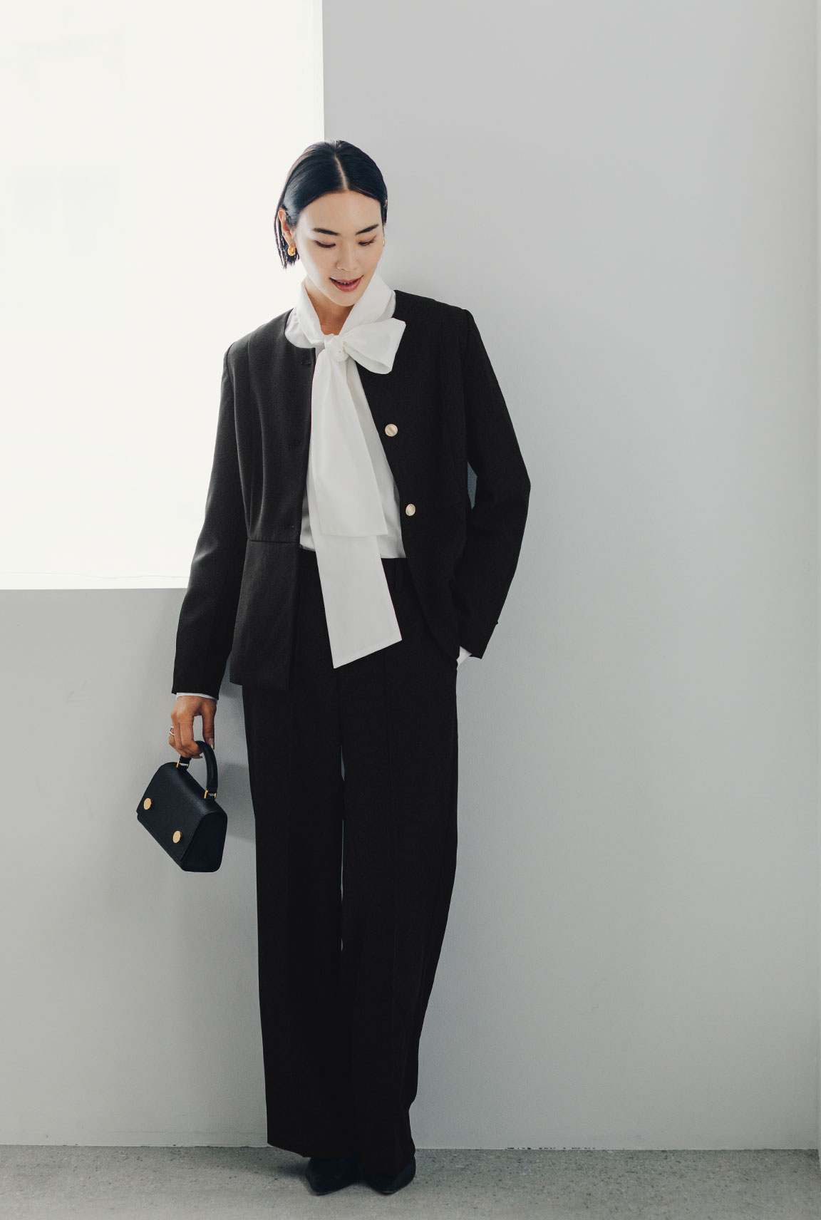 美シルエットゴールド釦ペプラムジャケットのスタイリング7
