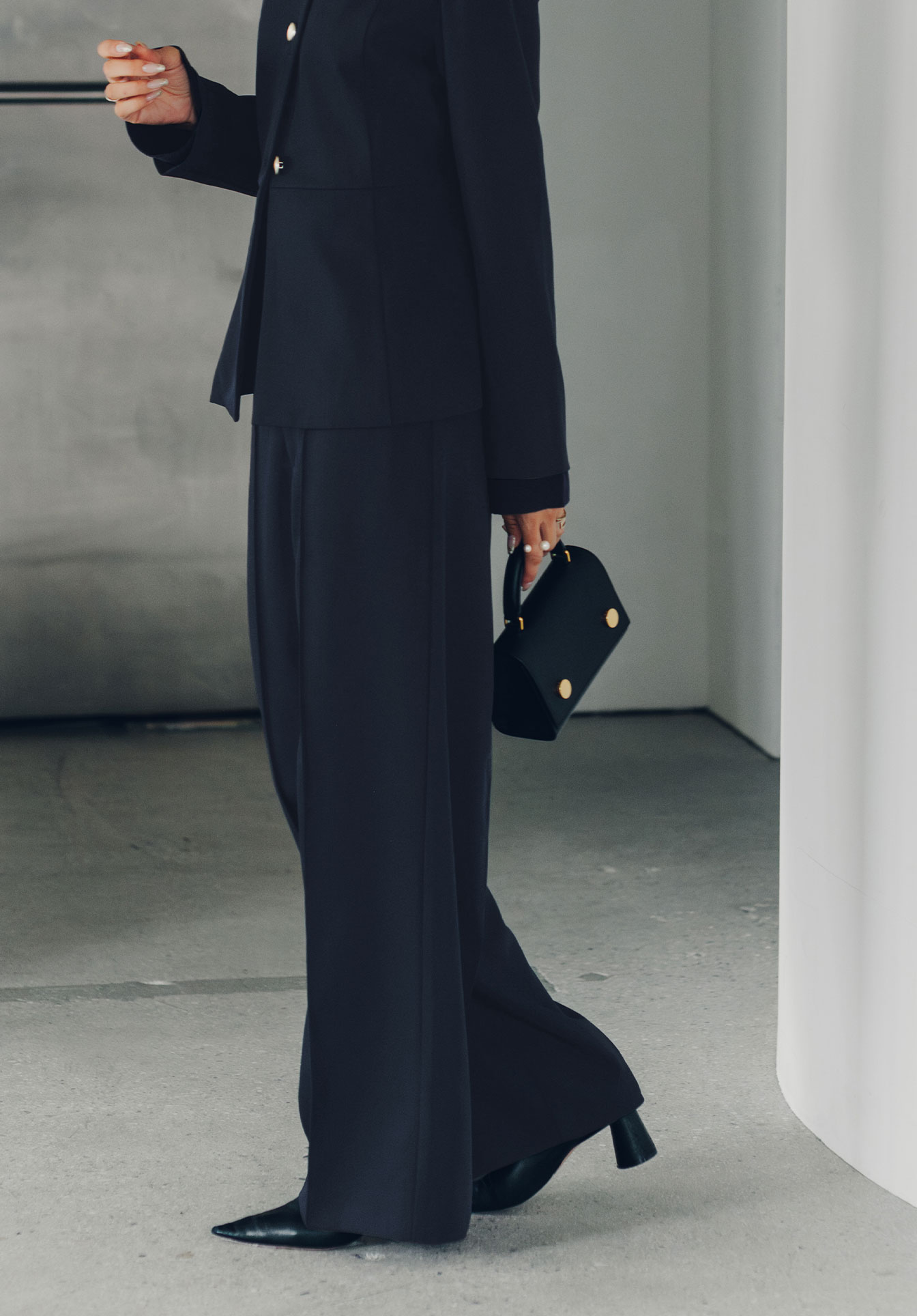 ピンタックセンタープレスワイドパンツのスタイリング7