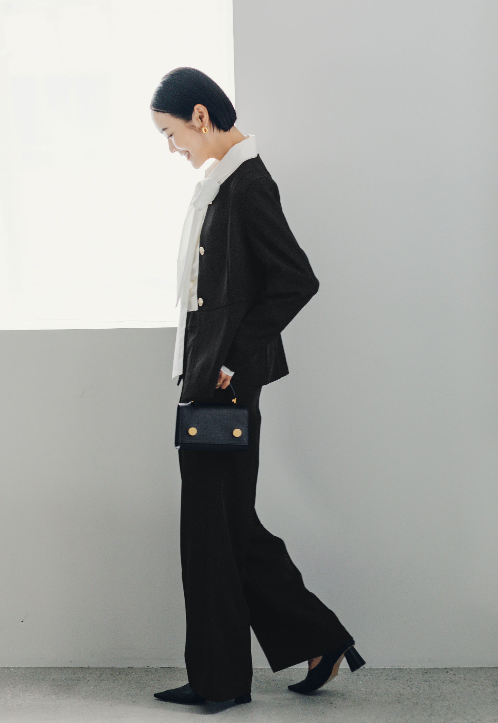 ピンタックセンタープレスワイドパンツのスタイリング3