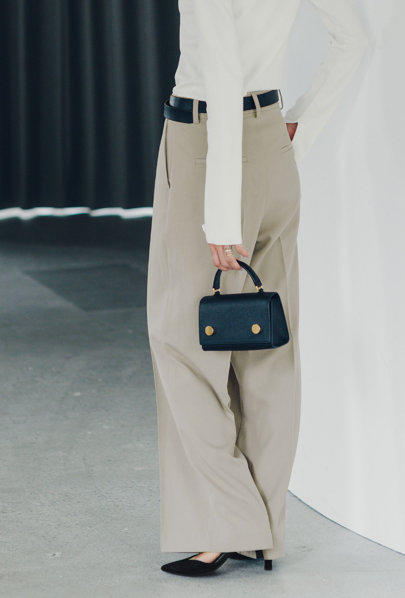 ピンタックセンタープレスワイドパンツのスタイリング4