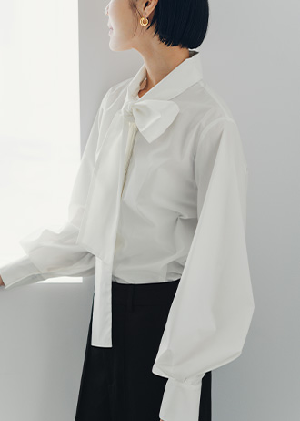 袖タックボウタイブラウスのスタイリング2