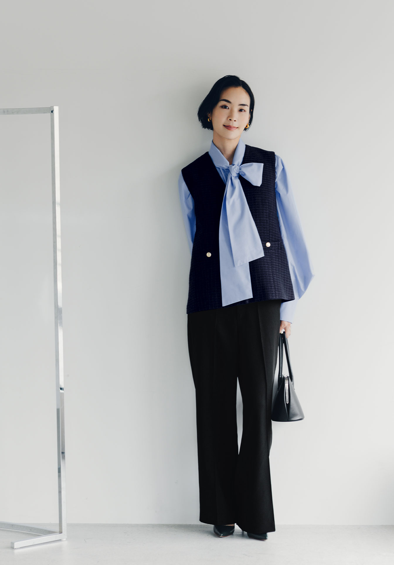 袖タックボウタイブラウスのスタイリング5