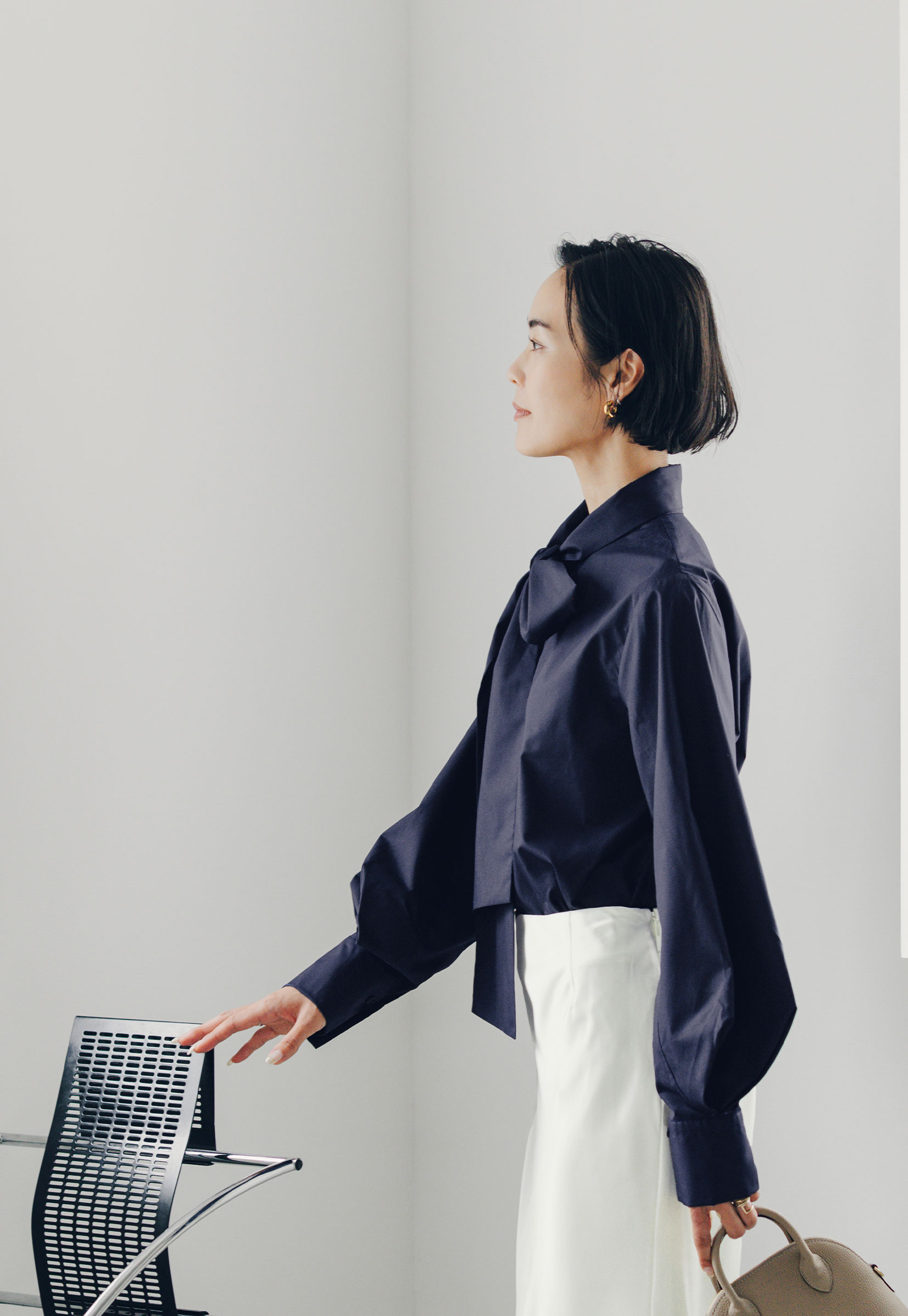 袖タックボウタイブラウスのスタイリング9