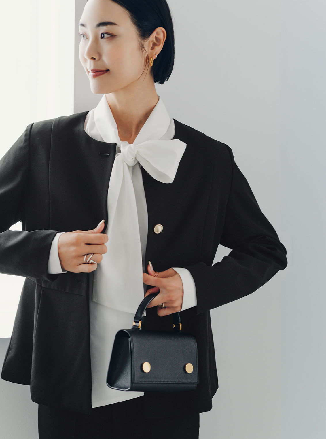 袖タックボウタイブラウスのスタイリング3