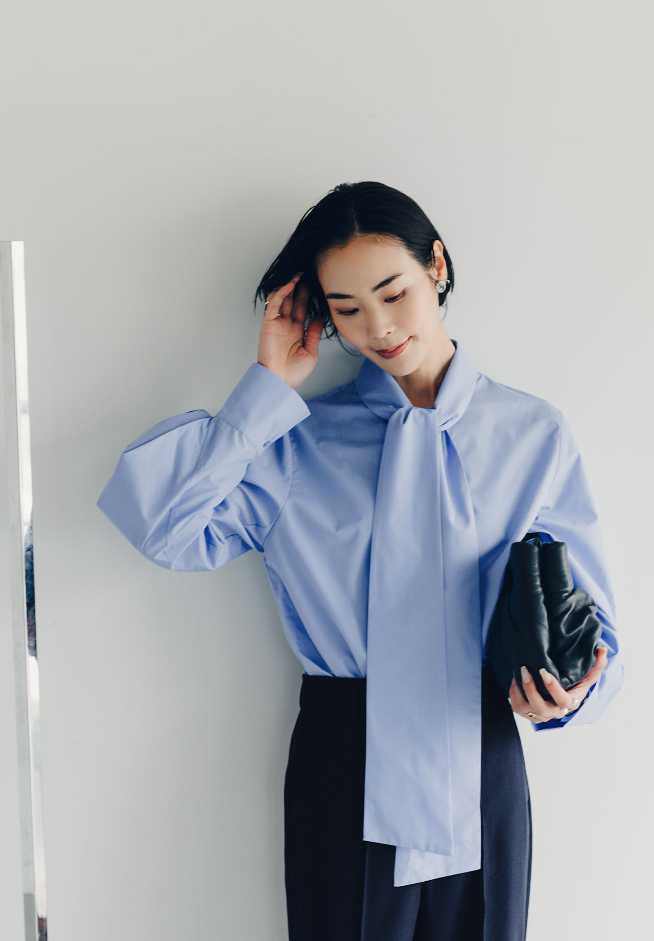 袖タックボウタイブラウスのスタイリング4