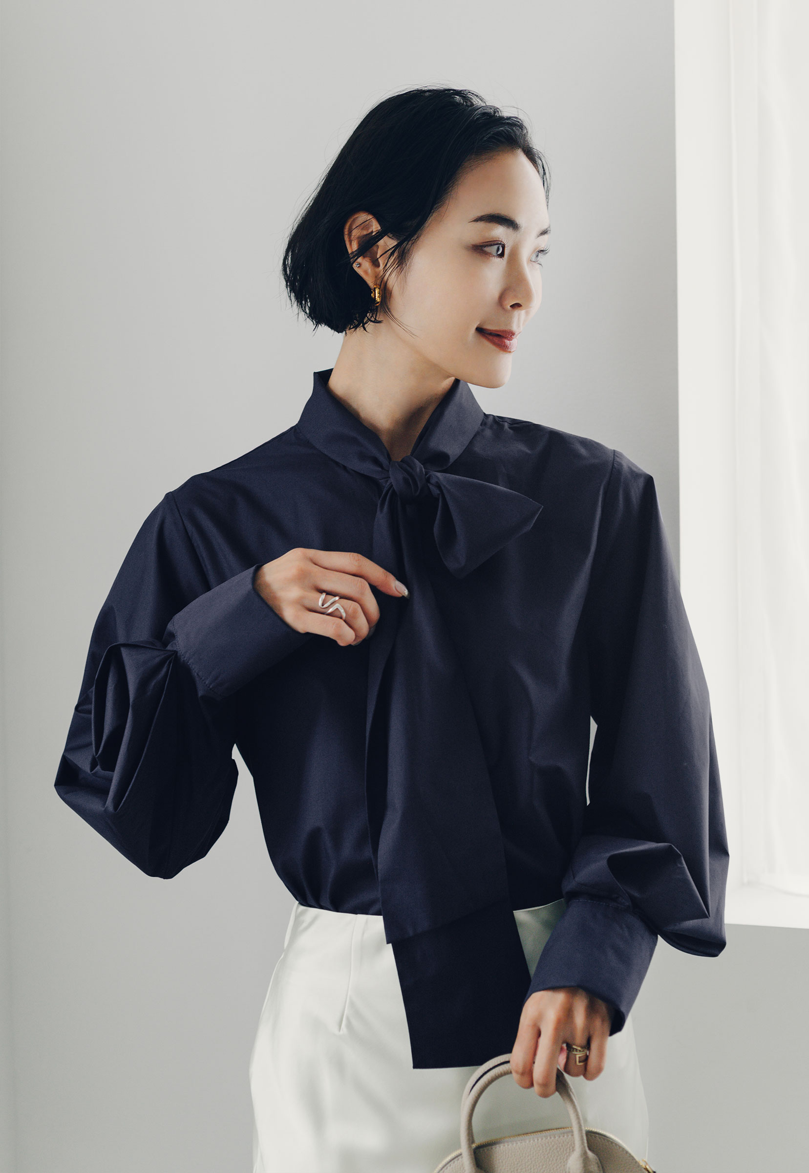 袖タックボウタイブラウスのスタイリング7
