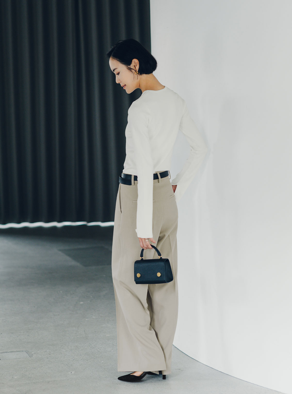 袖スリットクルーネックニットのスタイリング2