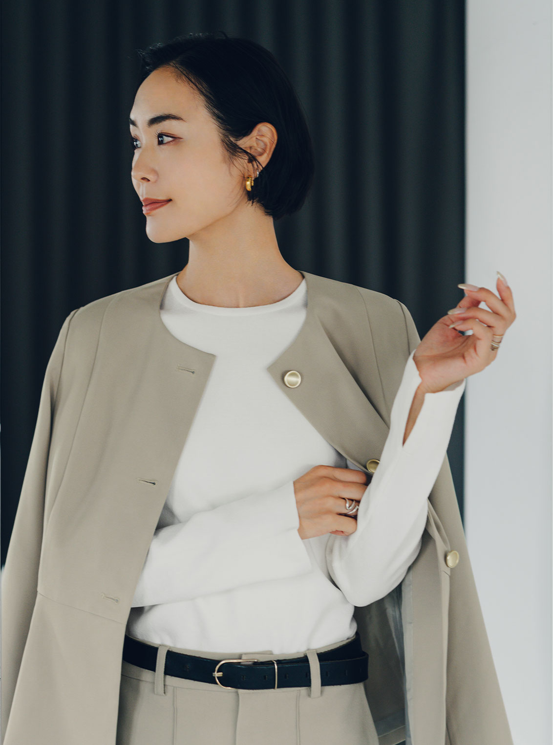 袖スリットクルーネックニットのスタイリング3