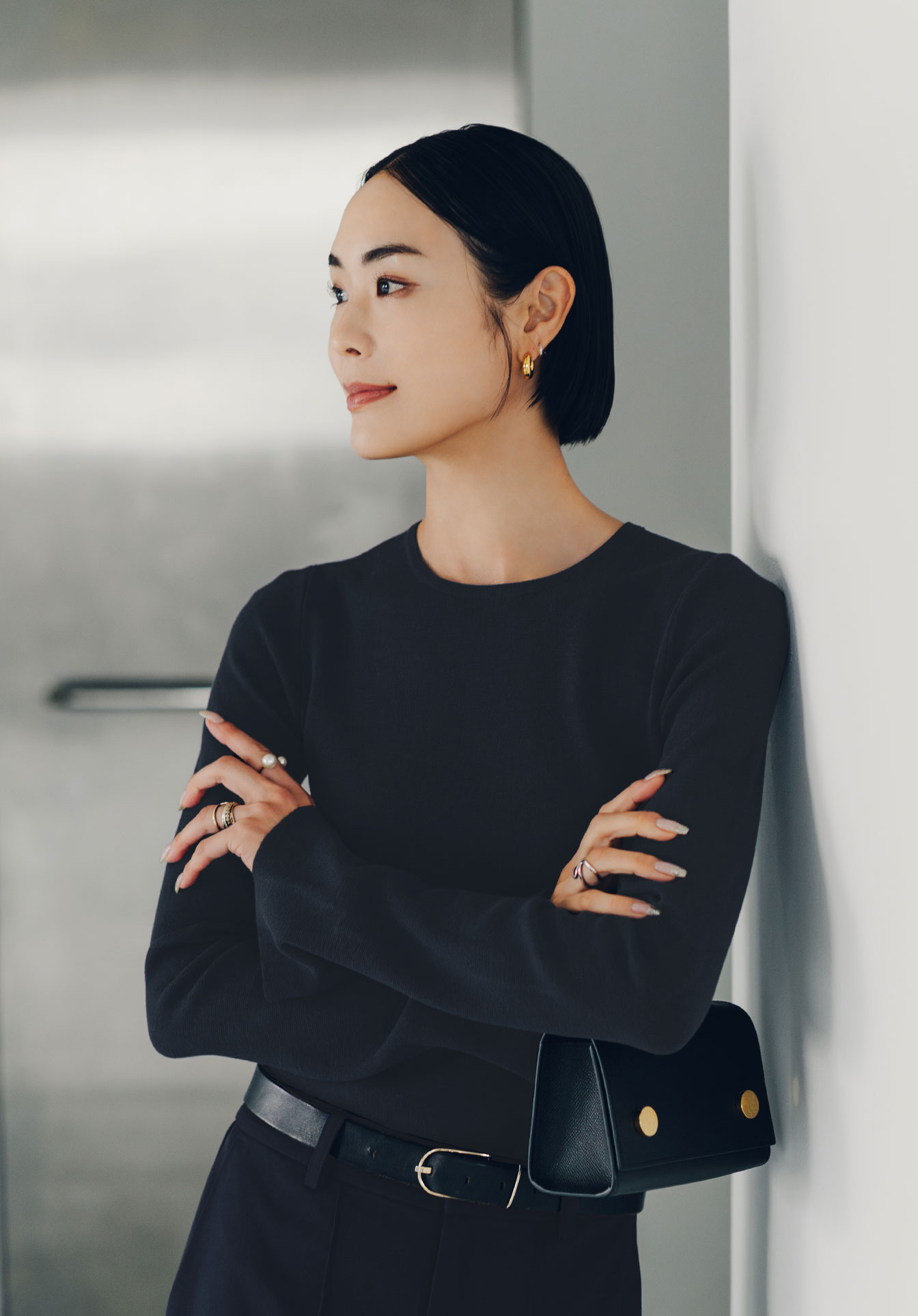 袖スリットクルーネックニットのスタイリング4