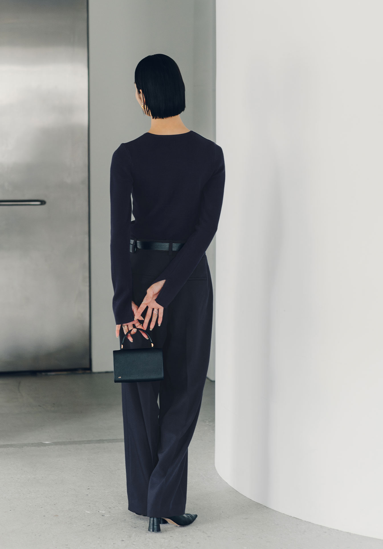 袖スリットクルーネックニットのスタイリング5