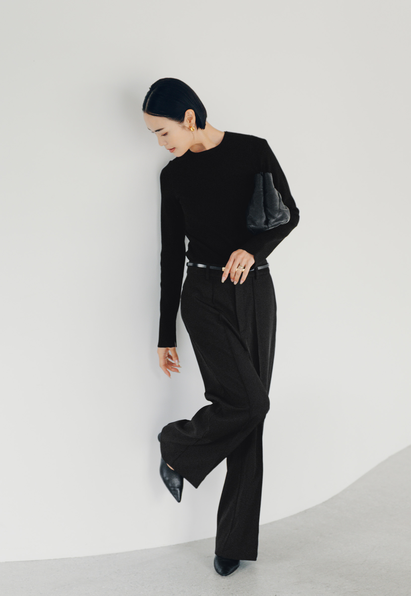 袖スリットクルーネックニットのスタイリング7