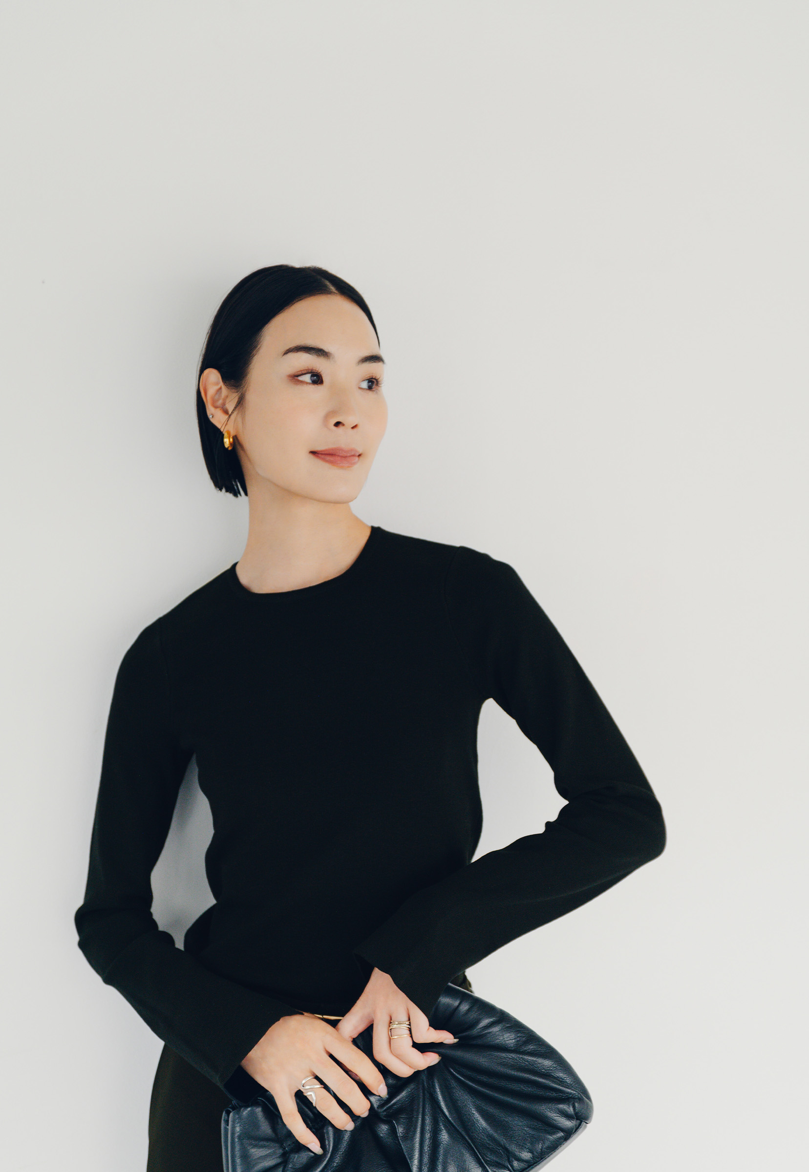 袖スリットクルーネックニットのスタイリング8