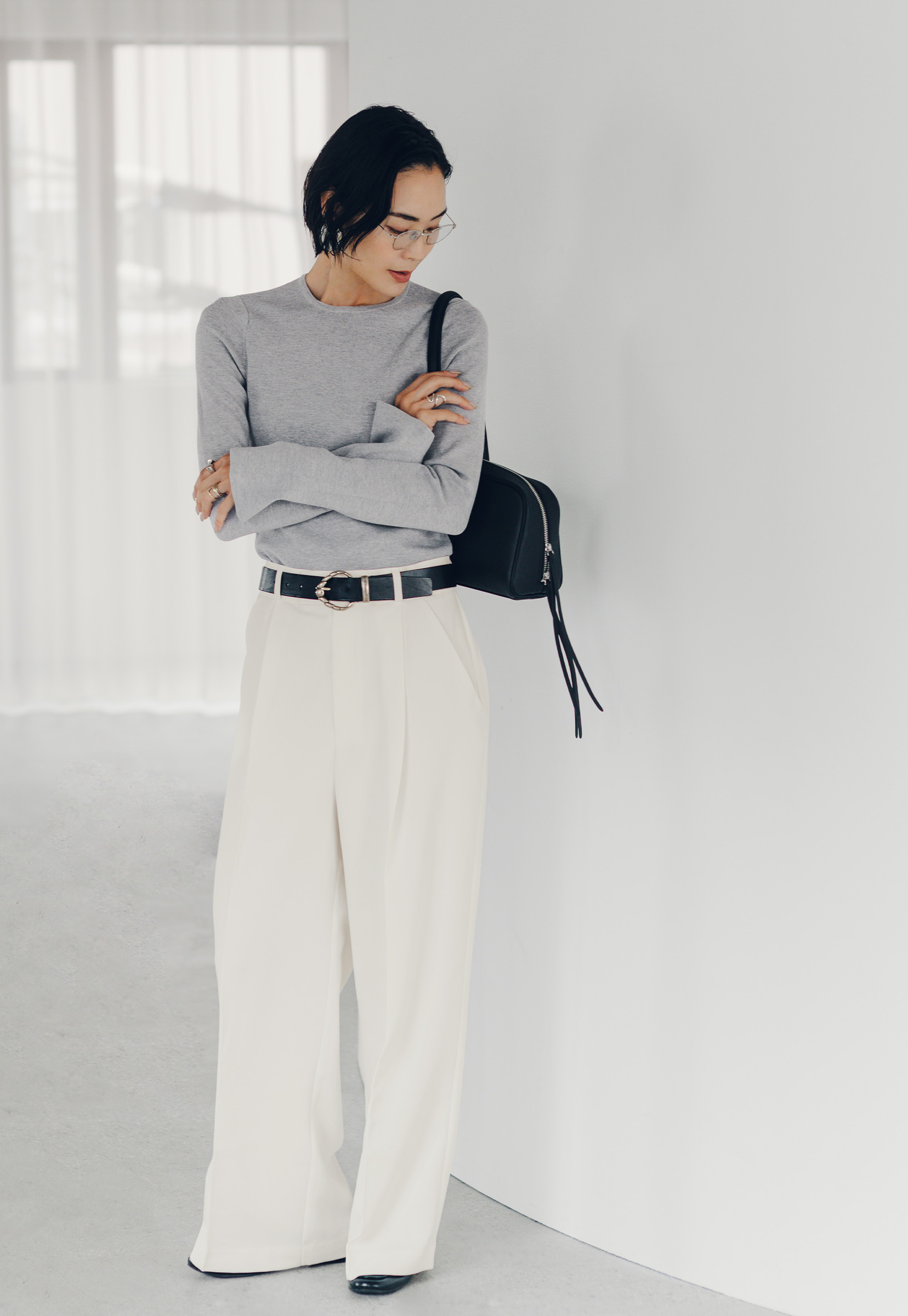 袖スリットクルーネックニットのスタイリング12