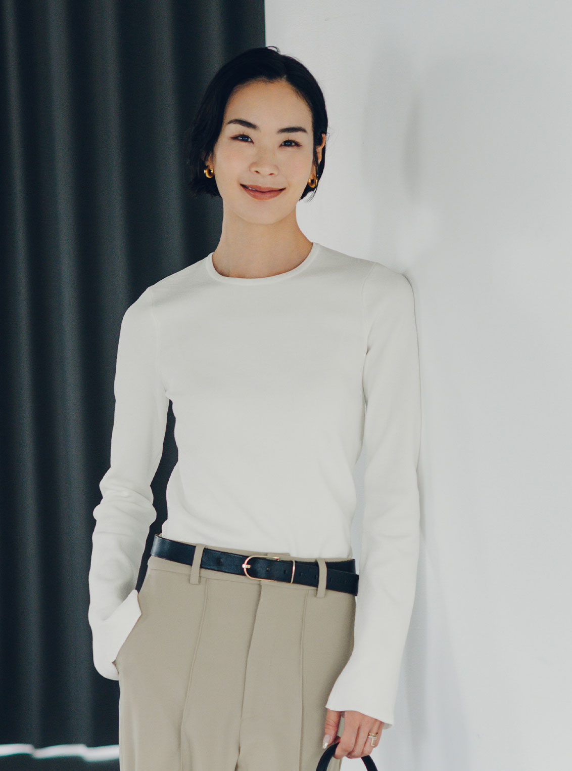 袖スリットクルーネックニットのスタイリング1