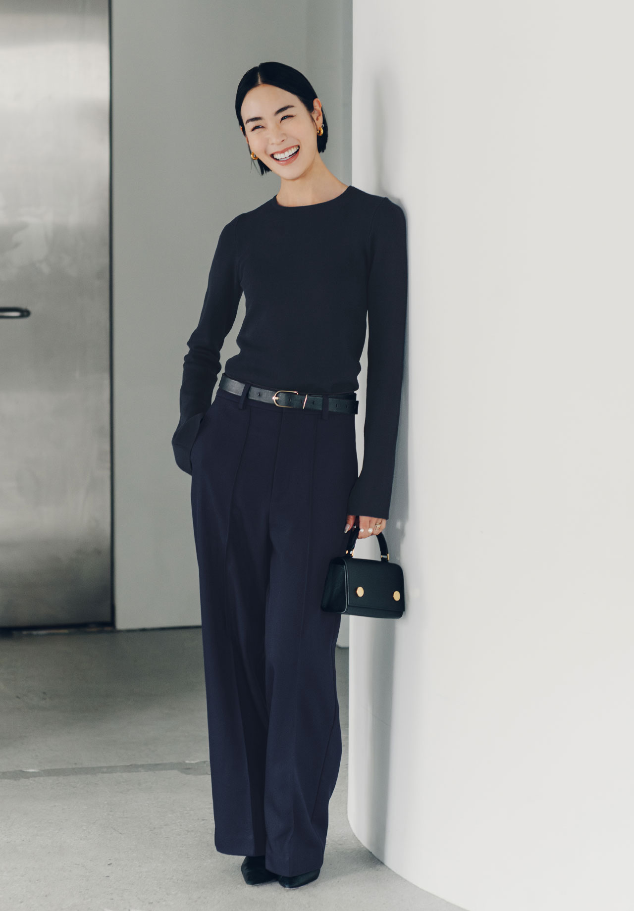 袖スリットクルーネックニットのスタイリング6