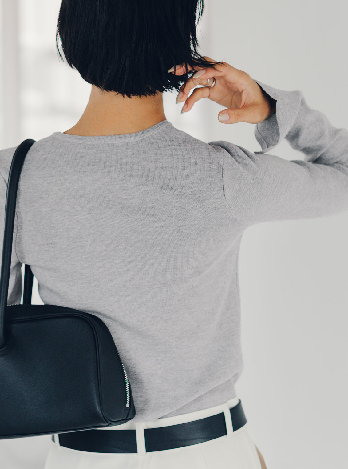 袖スリットクルーネックニットのスタイリング10