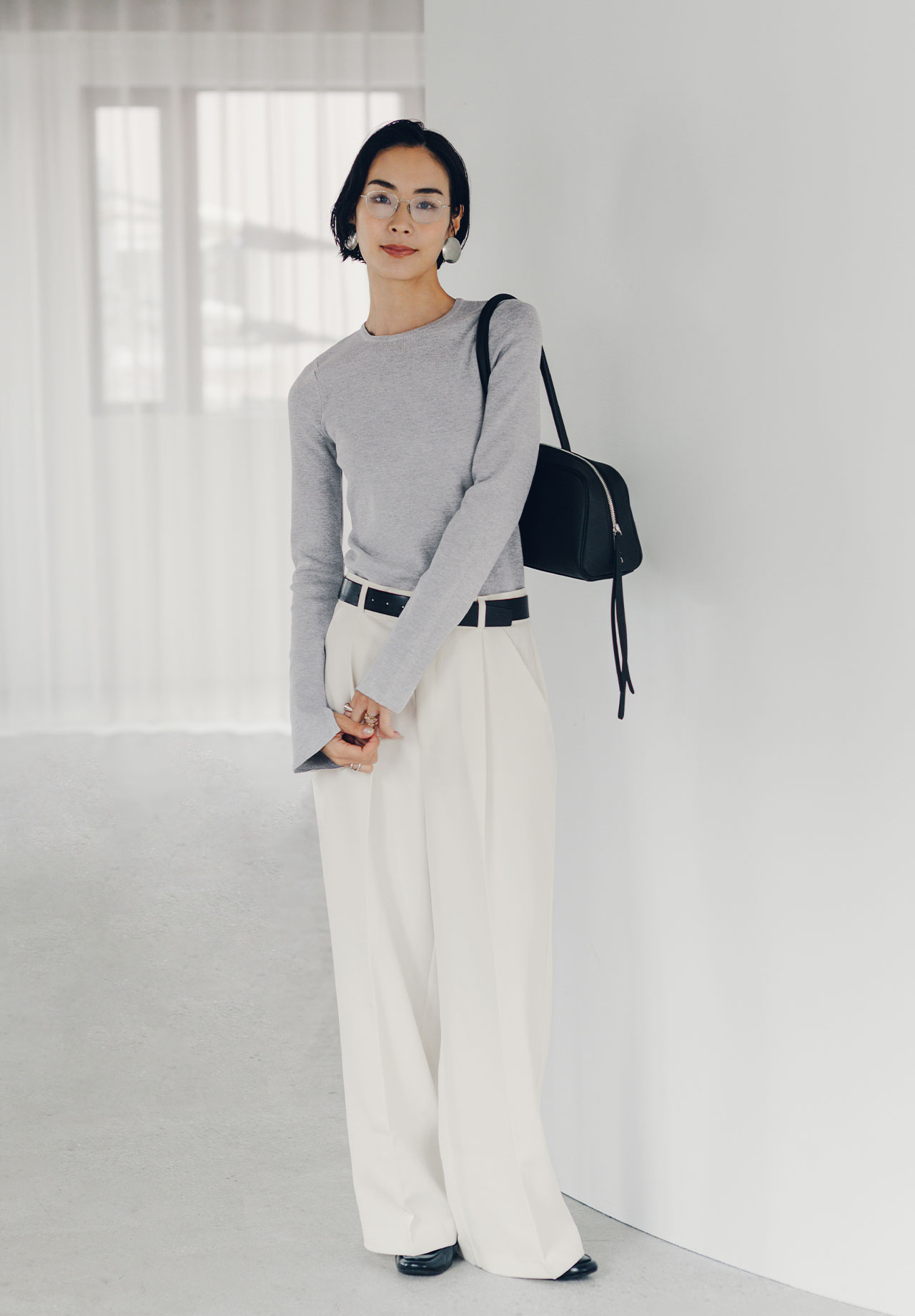 袖スリットクルーネックニットのスタイリング13